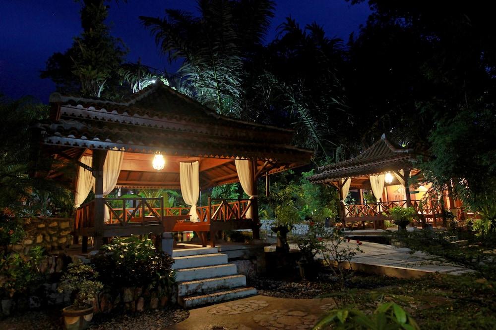 Green Tropical Village Tanjung Pandan Exterior photo